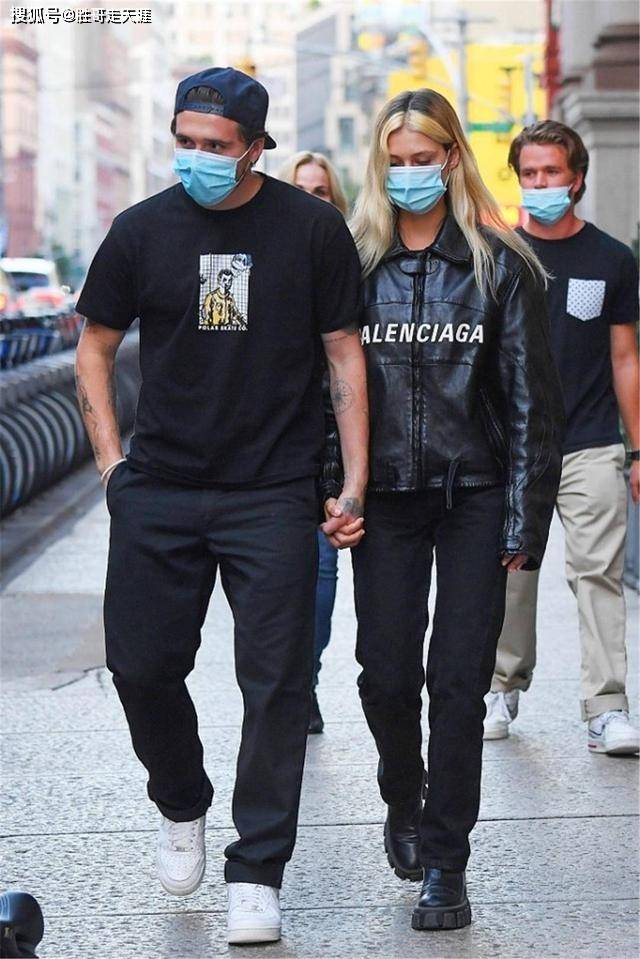 情侣 小贝长子牵手未婚妻，同穿黑衣默契十足，活成了情侣最甜蜜的样子