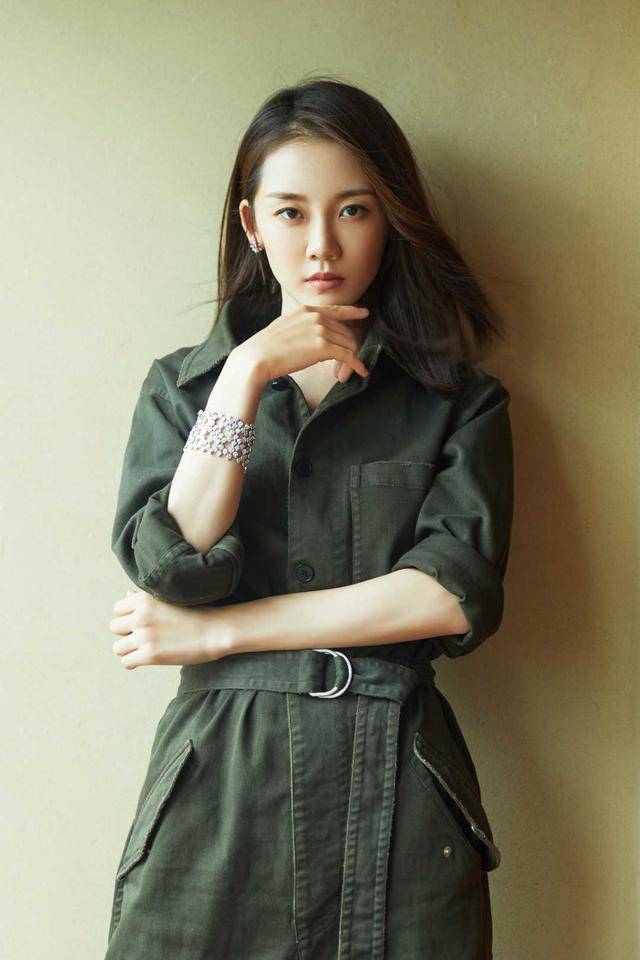 苗苗 苗苗气场全开！墨绿色连体裤中性飒爽，腰带勒出“巴掌腰”好抢镜