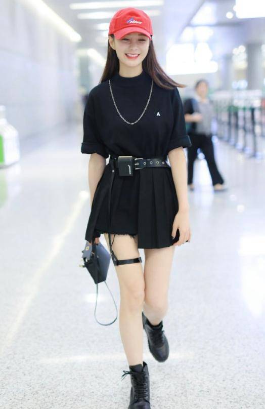 黑色 夏季穿搭没头绪?试试时髦显瘦黑T恤,时而狂野霸气时而甜美温柔