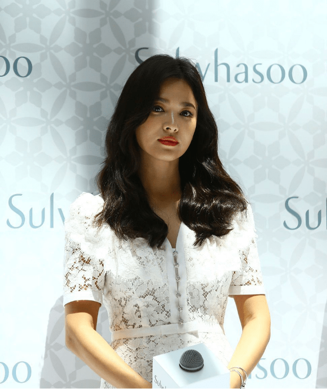 感觉 宋慧乔身穿蕾丝白色裙看着像睡衣，好身材看了让人害羞，太迷人了