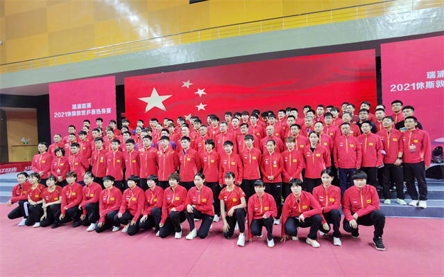 颁奖仪式|樊振东夺冠想让马龙站C位，秦志戬终于露出笑容，美女主持太抢眼
