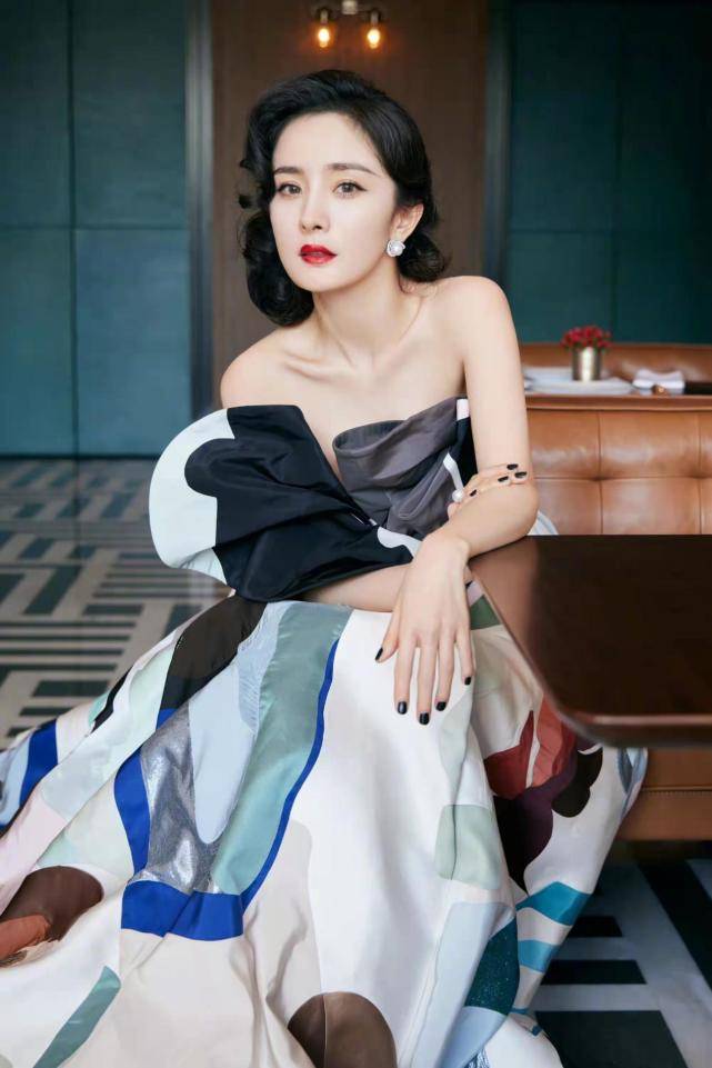 高定 芭莎红毯竞争激烈！宋茜把自己穿成美人鱼，杨幂baby靠高定抢风头