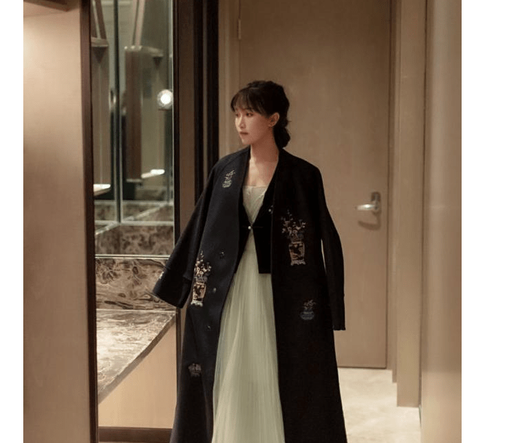 身材 太土了,吴宣仪最新机场造型翻车,黑色白花边袜,被粉丝吐槽好丑