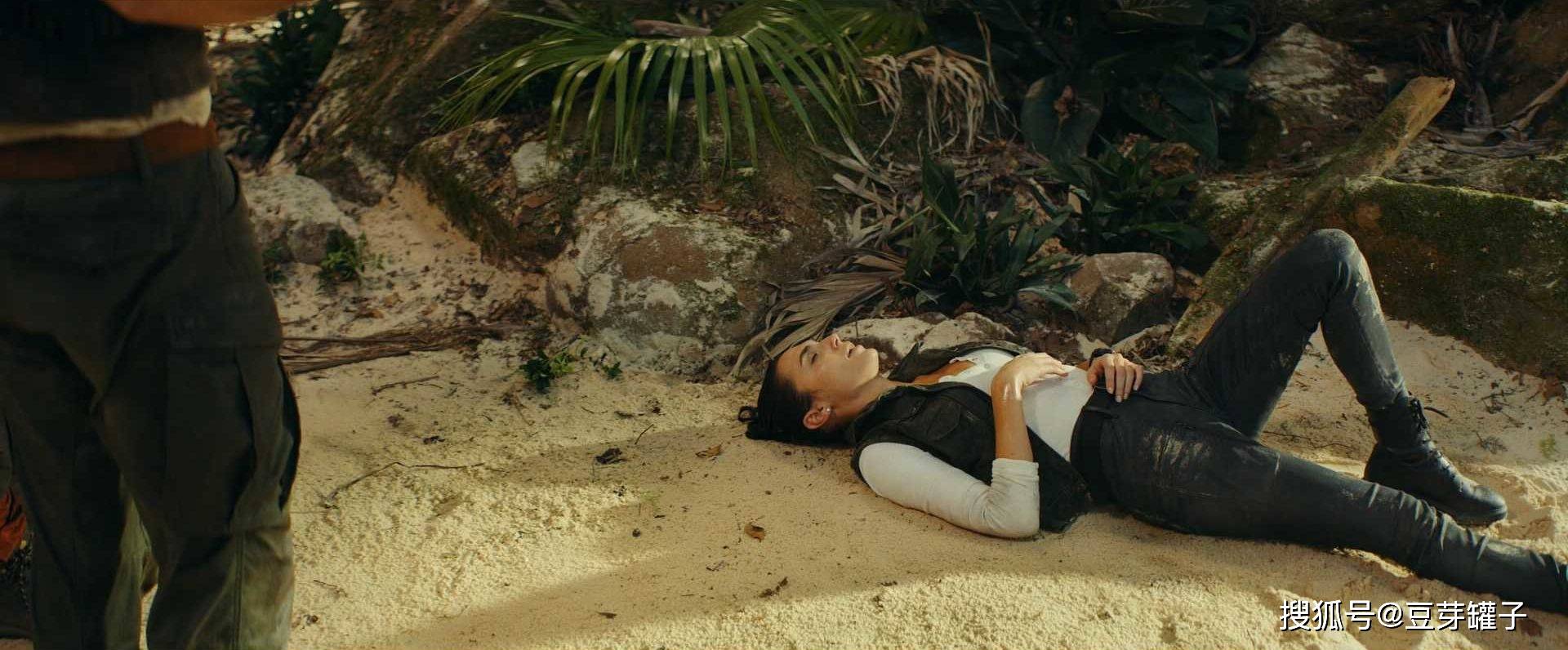 观点评论|《红色通缉令》：豪华卡司阵容，是部类型佳片，还是部谐仿烂片？