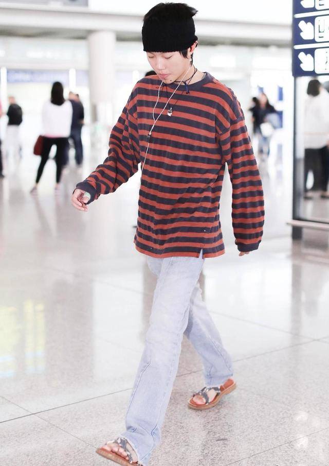 黑色 窦靖童的时尚品味不一般！条纹上衣配牛仔裤中性洒脱，潇洒不羁