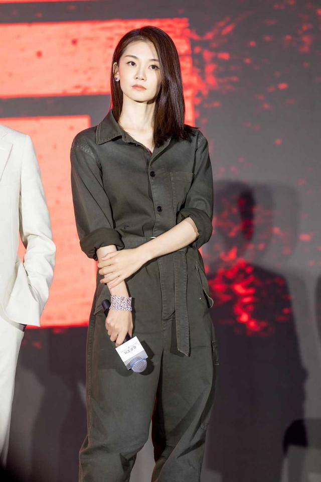 苗苗 苗苗气场全开！墨绿色连体裤中性飒爽，腰带勒出“巴掌腰”好抢镜