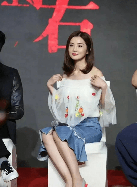 青春 蔡卓妍这身搭配太减龄，哪像快奔四的人，薄纱配牛仔裙青春动人