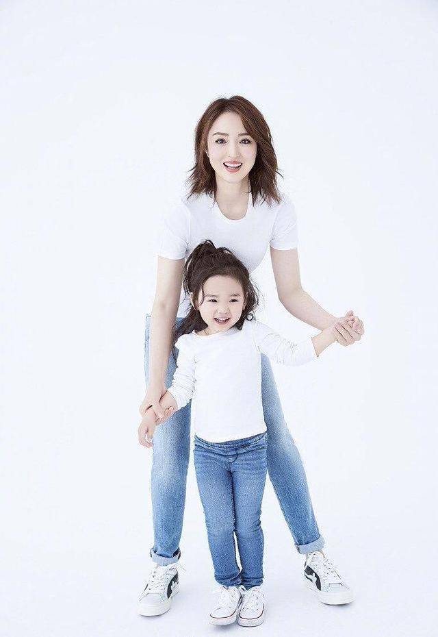 颜色 4岁小酒窝真是个美人坯子!身穿黄T恤+吊带裙软萌可爱,俏皮活泼