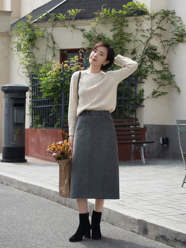 黑色 女人年过40穿衣要体面，为你分享5个实用半身裙，帮你打造好气质
