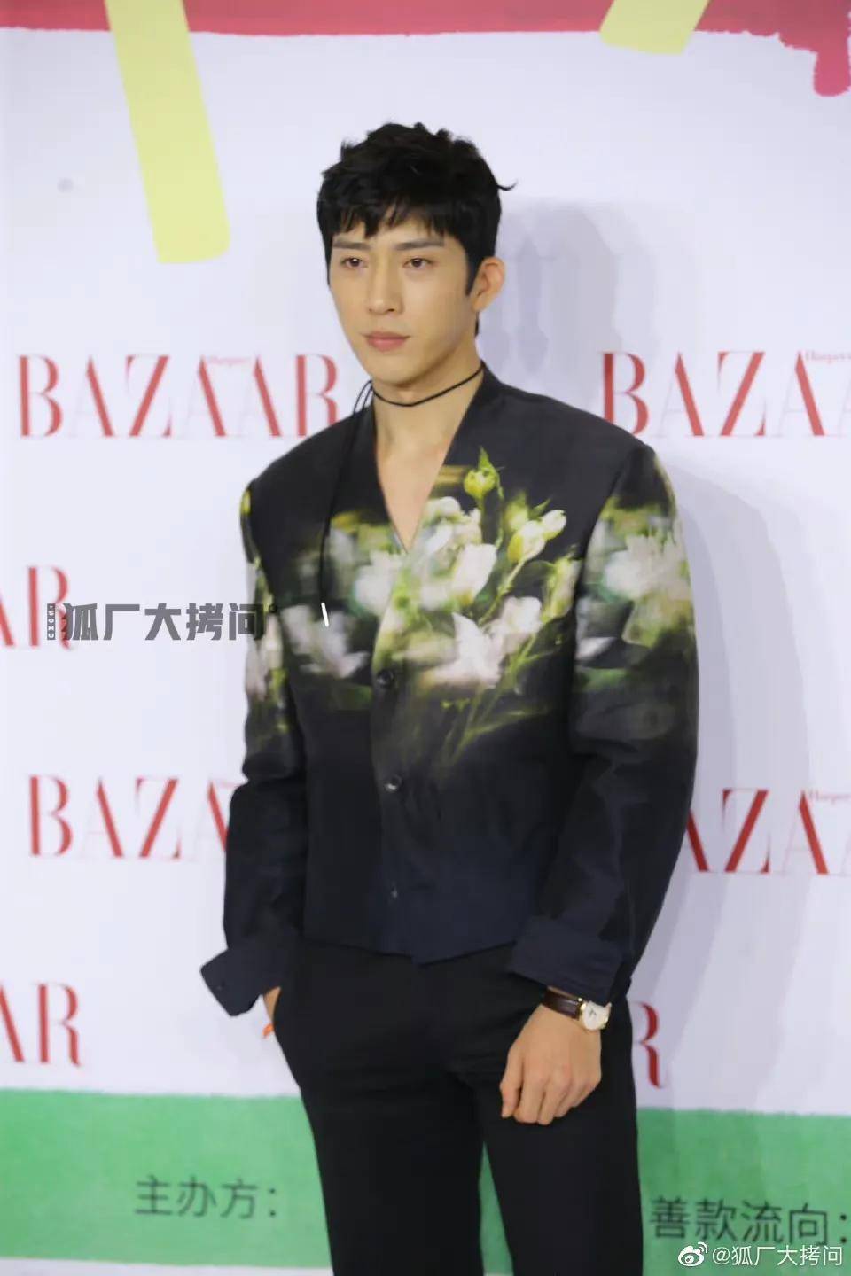 高定 娱乐｜芭莎慈善夜红毯：杨幂陈伟霆携手入场，李现杨洋朱一龙亮相