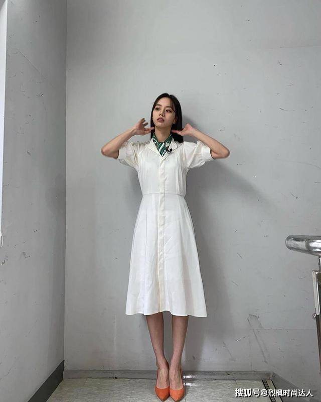 路线 “德善”李惠利走成熟路线，白衣性感黑裙优雅，这才是26岁的样子