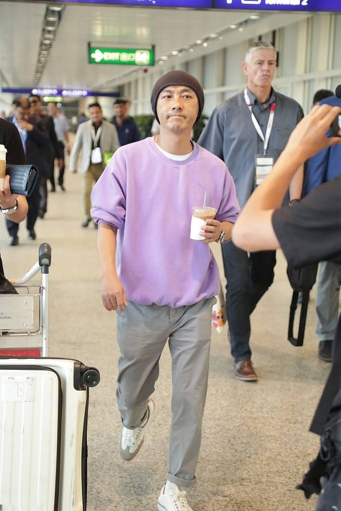 卫衣 56张卫健可真够“潮”的!穿衬衫裙内搭长裤,看似雷人却很时髦