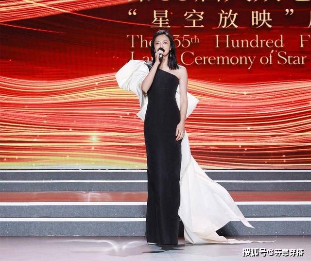 衣袖 姚晨的女人味真足,缎面上衣搭不规则半身裙,优雅身姿尽显东方美