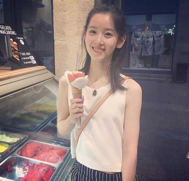 设计 章泽天气质依旧清纯！白色无袖连衣裙简约大气，温柔甜美不失端庄