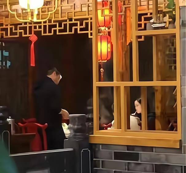 哈金|李亚鹏酒桌喝高手舞足蹈,亲女儿大腿与小19岁嫩模当街激吻