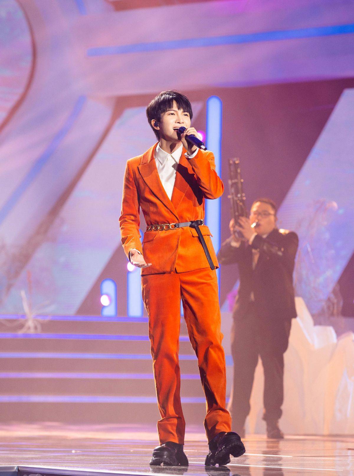 周深 小个子不适合穿西装?看到身高161cm周深的造型,你会改变看法