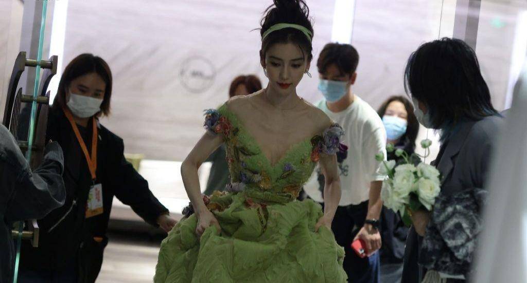 女神 33岁杨颖生图,没有后期修图后,这身材状态我没眼花吧?