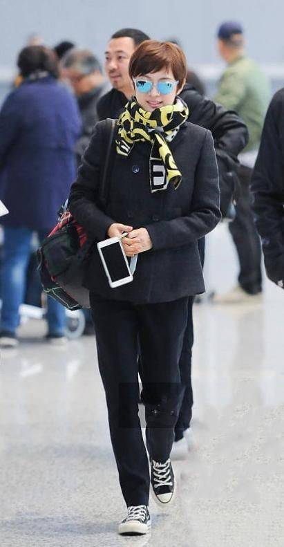 邓超 邓超带老婆出行,胡子拉碴开始变油腻,孙俪系花围巾有了阿姨味道