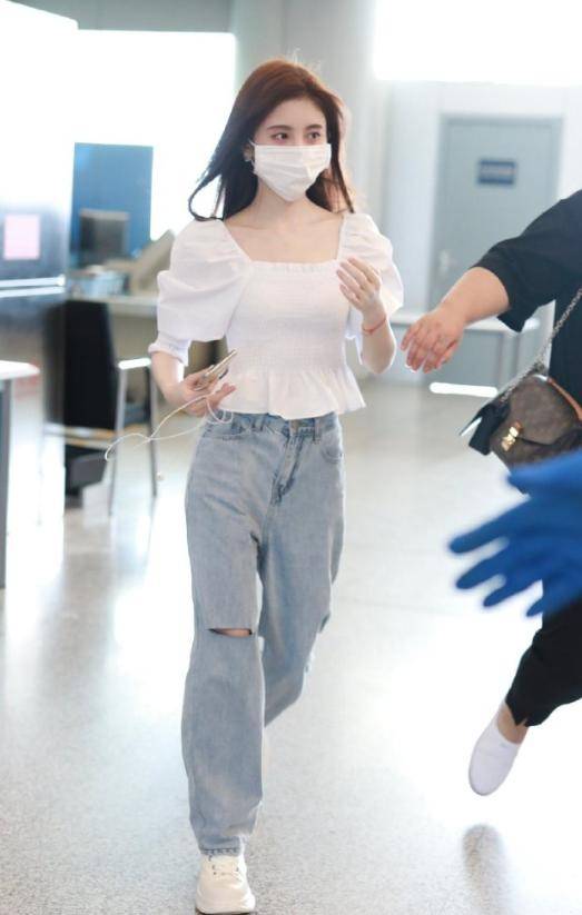 一身 别再穿“阔腿裤”了，烂大街！今年流行的“挖空裤”，清爽又有型