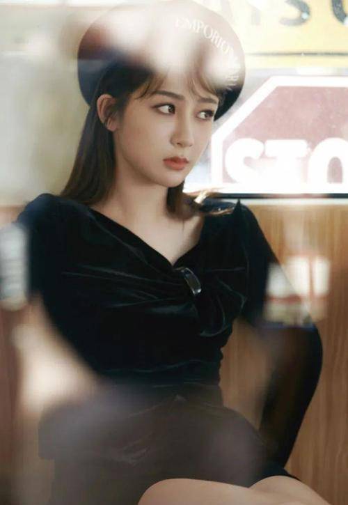 黑色 杨紫人美身材也好，一袭黑色紧身V领裙，戴贝雷帽甜美又温婉