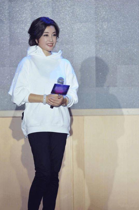 卫衣 刘晓庆69岁仍时髦,穿卫衣配小黄帽,青春活力不输小年轻