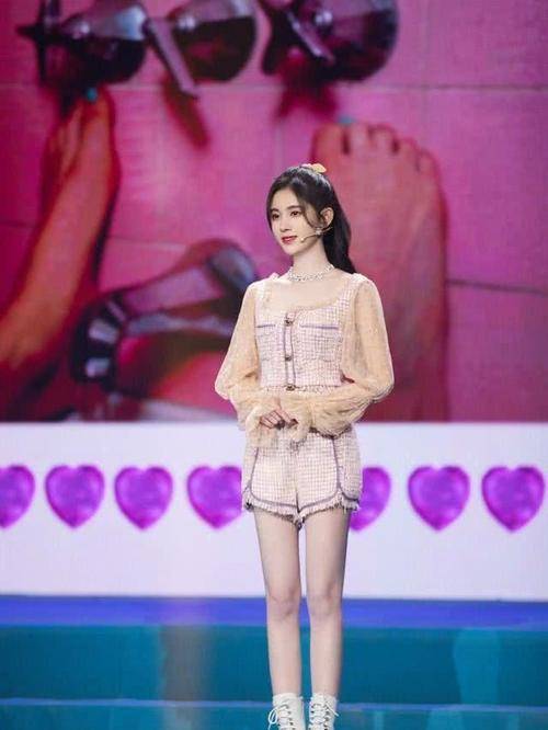 马尾 穿了那么多马丁靴，都不如鞠婧祎的一双“粉笔靴”，穿得腿老直了