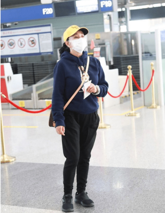 卫衣 刘晓庆69岁仍时髦,穿卫衣配小黄帽,青春活力不输小年轻