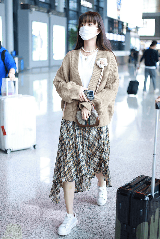 显得 孟子义的私服颜色虽然老气了点，可穿着却好美，像邻家小妹妹