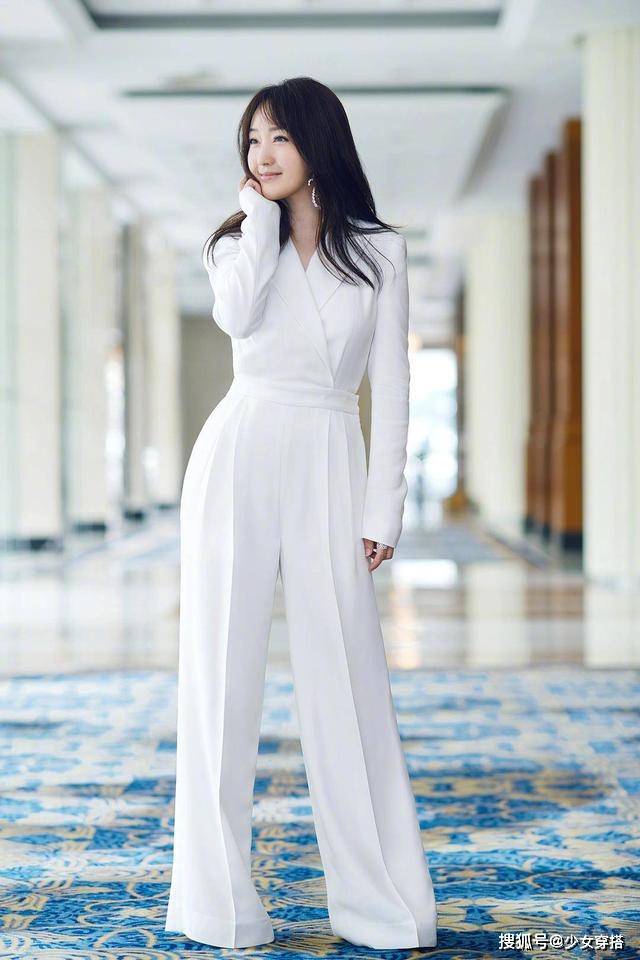 带着 杨钰莹真是不老女神，印花衬衫搭紧身短裤秀S曲线，49岁风韵不减