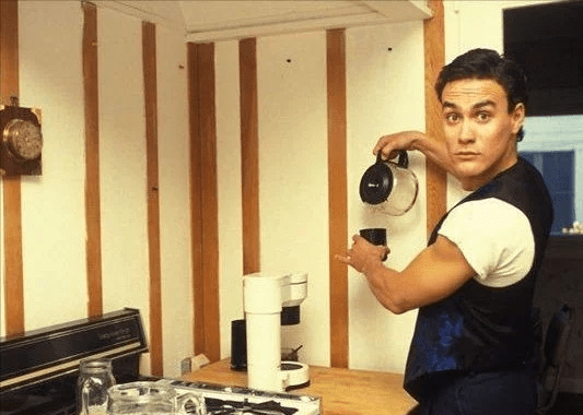 兄弟|谁能想到洪金宝嘴角上的疤痕，能引出香港电影由兴盛转衰落的故事