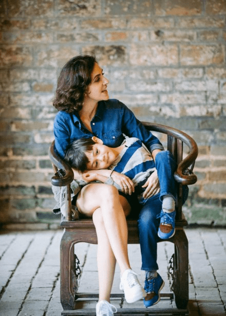 服装 中年的女人穿衣服要慎重，刘烨的外国媳妇，穿衣服就挺讲究的