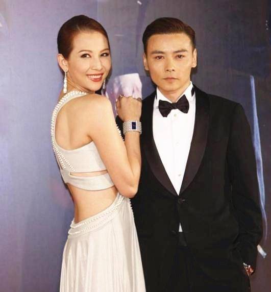 张晋 张晋夫妇亮相好甜，蔡少芬360度旋转拍照秀美裙，个子比张晋还高