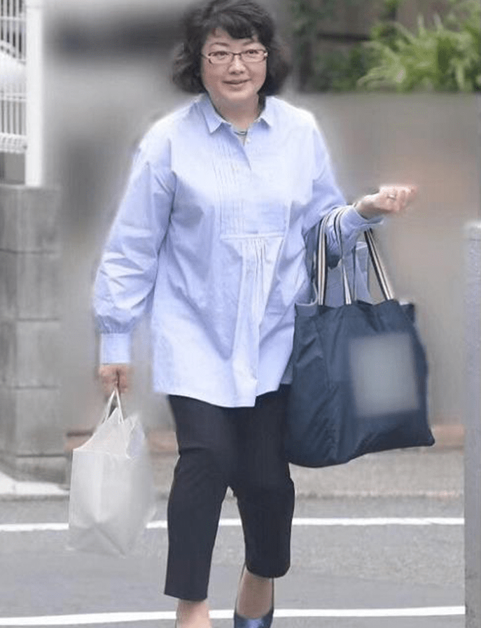 颜色 62岁山口百惠状态好真实,穿宽大衬衫拎买菜兜子,但气质仍很美