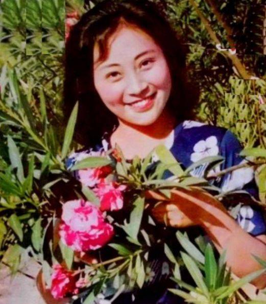 她是歌手,误打误撞进入影坛,因《渴望》而红_庞敏