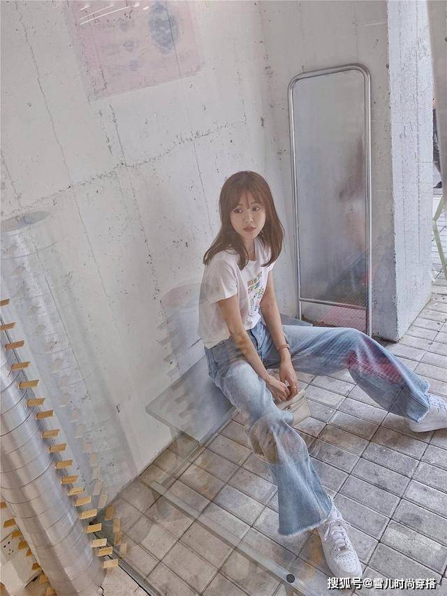 带着 陈赫娇妻张子萱好会穿，白T恤搭喇叭裤，活力清新哪像36岁俩娃妈