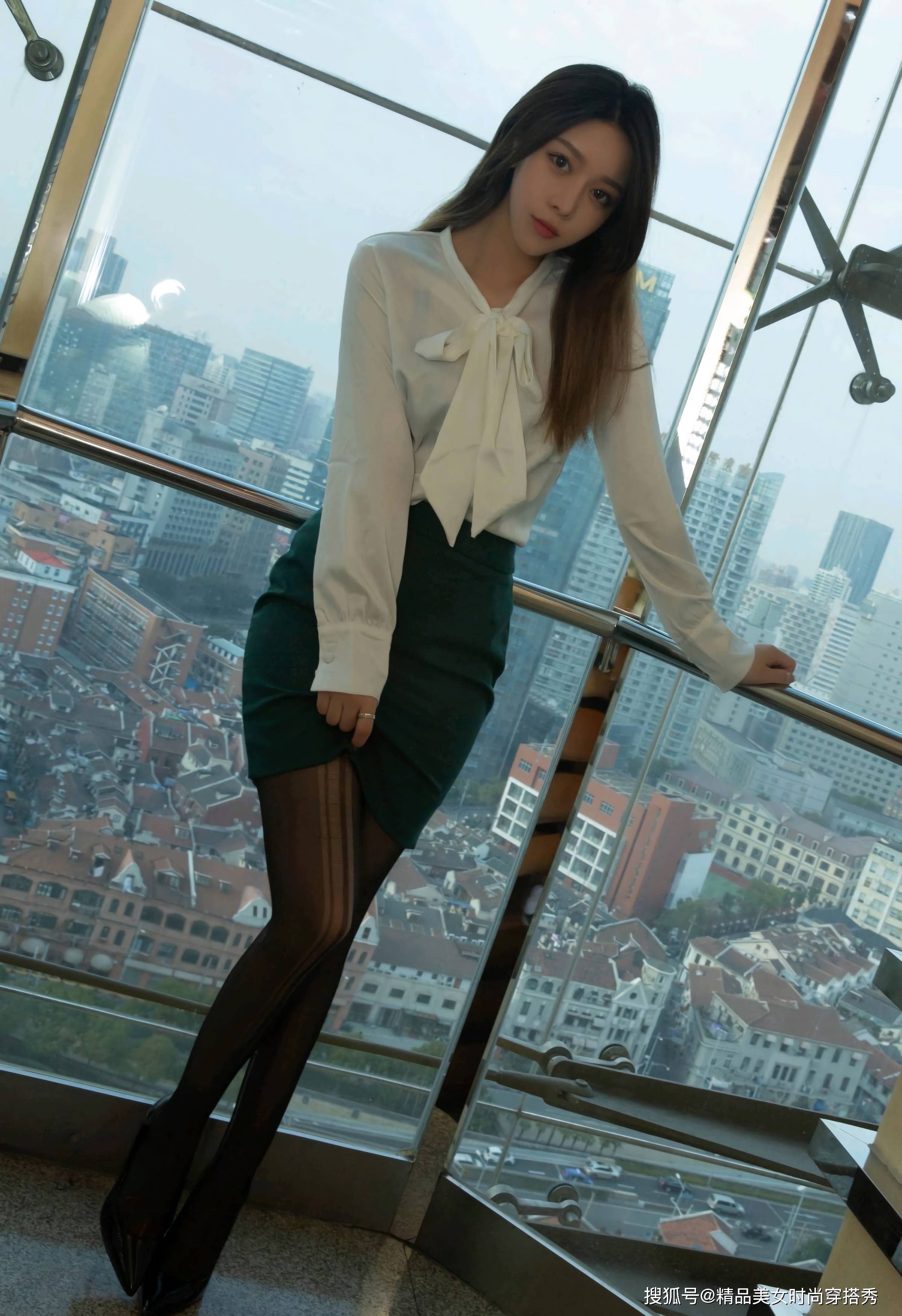 短裙 绿色的短裙简约又吸睛，高腰的设计露出纤细的大长腿，美艳动人