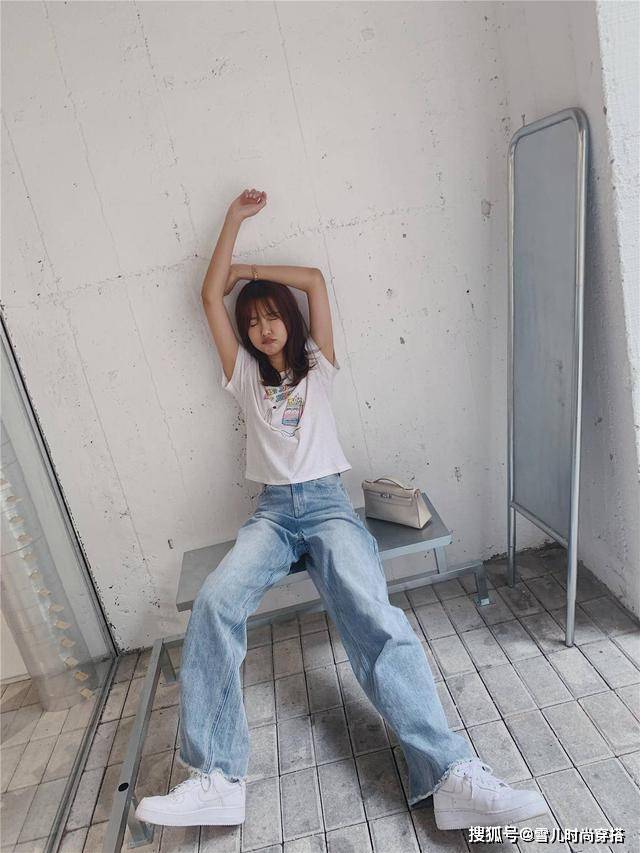 带着 陈赫娇妻张子萱好会穿，白T恤搭喇叭裤，活力清新哪像36岁俩娃妈