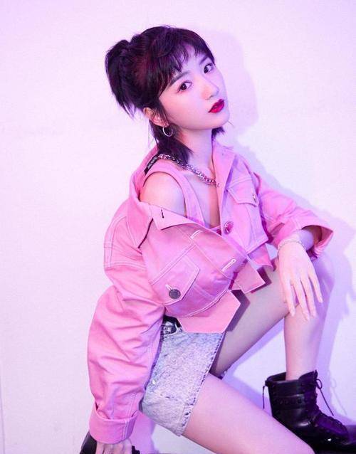 身材 难怪毛晓彤从不露腰，当她穿上露脐装后，这“奶棒腰”真实存在吗？