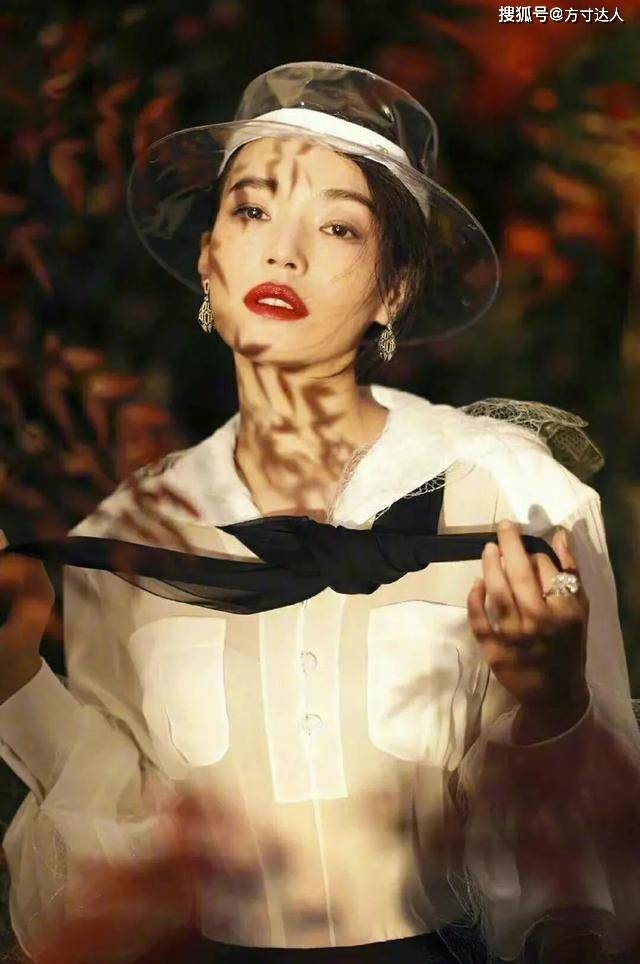 卫衣秋冬这样穿显白又气质！