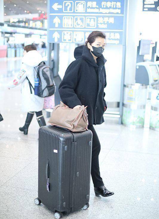 颜色 别说黑色服装看着沉闷了，试试江珊的黑色造型，中年女人穿着很美