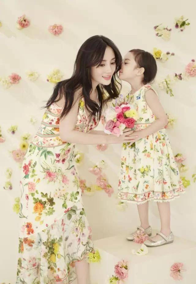 卫衣 李小璐牵着女儿走机场,穿卫衣外套配百褶裙,打扮得比女儿都嫩