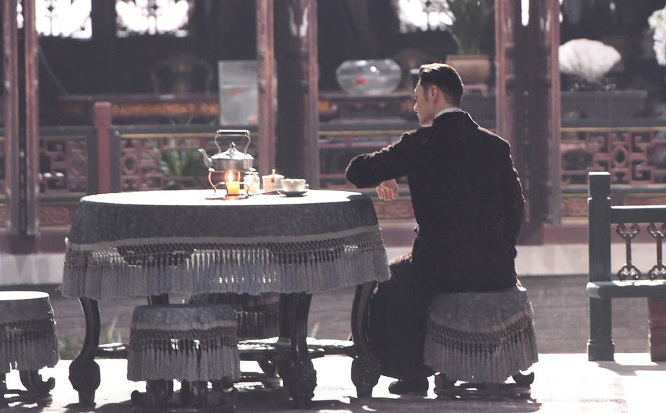 演技|黄晓明新剧造型华丽，佘诗曼剪了齐刘海，穿上红裙变身“美娇娘”