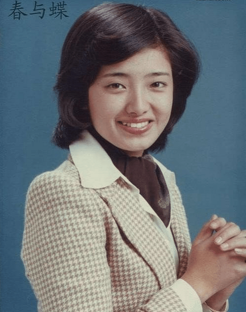 颜色 62岁山口百惠状态好真实，穿宽大衬衫拎买菜兜子，但气质仍很美