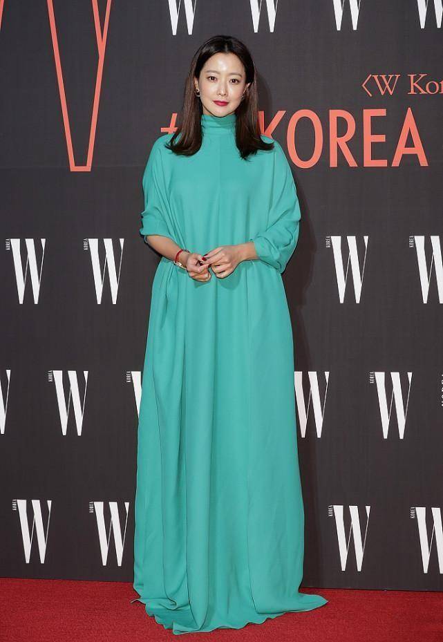 整体 嫁入豪门的金喜善仍迷人，用黄裙减龄，把白西装当披肩穿挺潇洒