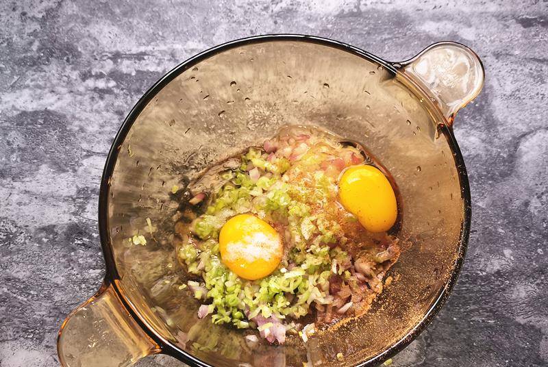 蔬菜|早餐这么做方便,蔬菜和蛋搅一搅,放锅中香味扑鼻,孩子抢着吃!