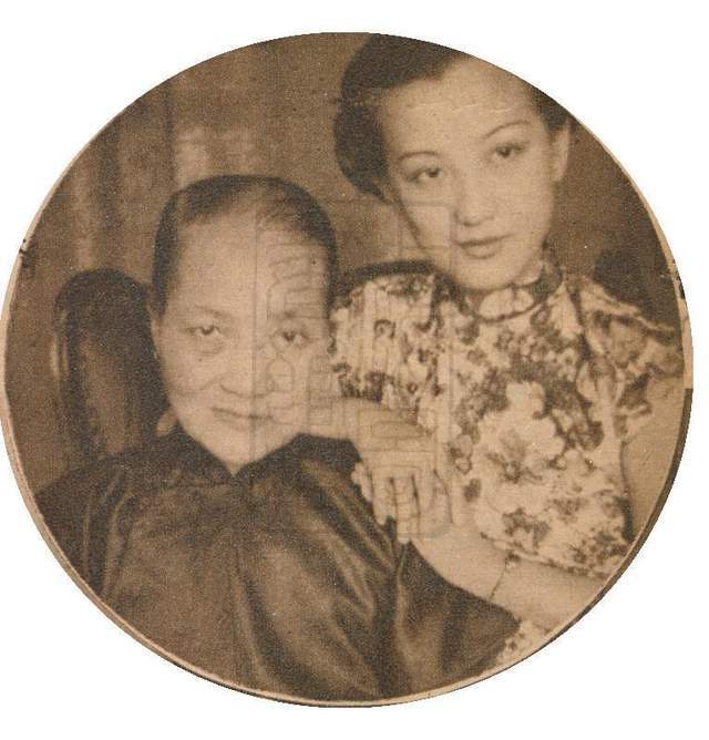 周璇与养母叶凤妹据说,让周璇陷入疯狂状态的原因,是当天唐棣得知周璇