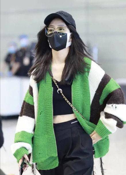 卫衣 38岁佟丽娅走机场太有亲和力，粉色开衫保暖又时髦