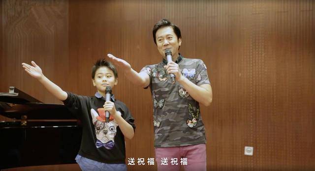 戴印|蔡国庆真不服老，53岁戴印花帽配白裤子显腿长，身材健壮仍如少年