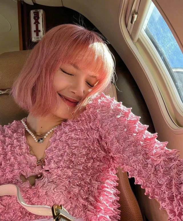 网友Lisa粉发素颜照曝光，彩色羽绒服轻松驾驭，生图颜值也好能打