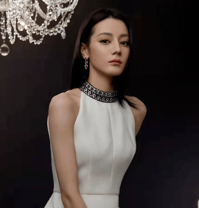 视觉 刘亦菲终于高调了！为LV大秀拍大片，穿印花裙亮相却没有惊艳感